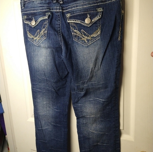 Maurices original dark wash denim capris zip button close. Size 5/6 - Picture 12 of 12